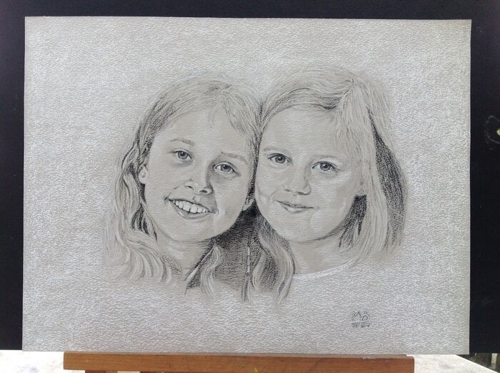 Tekening in wit en zwart pastelpotlood op grijs papier